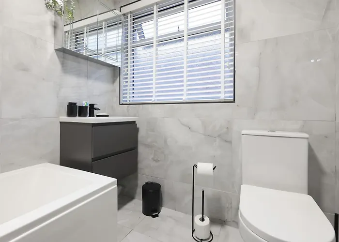 4br Spacious Sleeps 10 30-off For Tradespeople דירה *