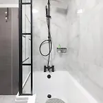4br Spacious Sleeps 10 30-off For Tradespeople Apartment Leeds (West Yorkshire)