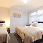 4br Spacious Sleeps 10 30-off For Tradespeople Apartment