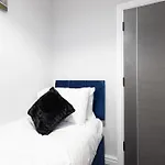 Apartment 4br Spacious Sleeps 10 30-off For Tradespeople Leeds (West Yorkshire)