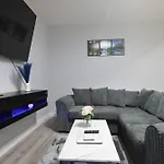 4br Spacious Sleeps 10 30-off For Tradespeople Leeds (West Yorkshire)