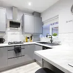 Apartment 4br Spacious Sleeps 10 30-off For Tradespeople