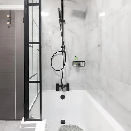 Modern 4-br Sleeps 10,near Centre Apartment Leeds (West Yorkshire)