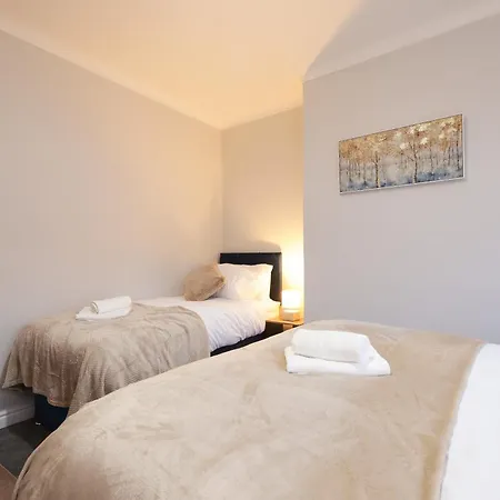 Spacious 4br Sleeps 10 30off For Contractors * לידס