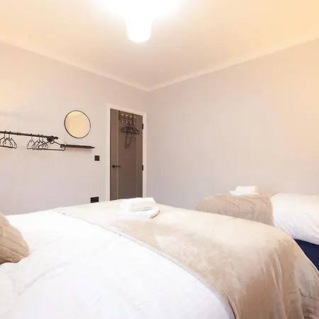 Modern 4-br Sleeps 10,near Centre