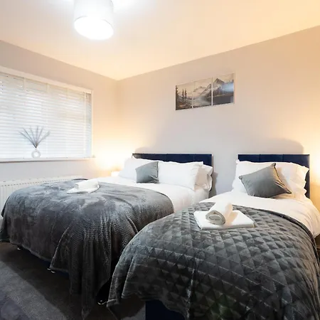 Modern 4-br Sleeps 10,near Centre Apartment