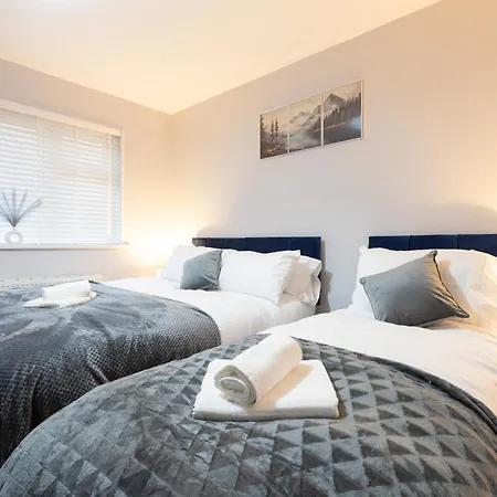 Modern 4-br Sleeps 10,near Centre