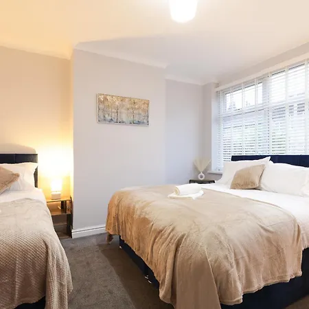 Modern 4-br Sleeps 10,near Centre Apartment