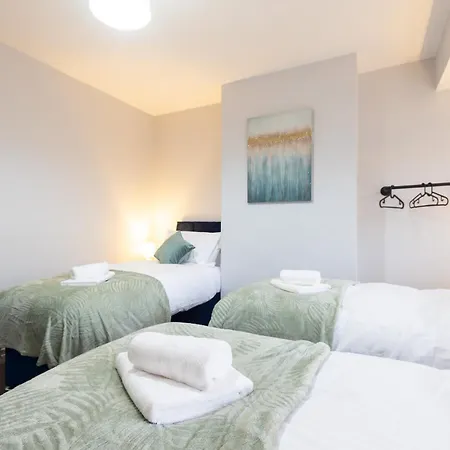 Modern 4-br Sleeps 10,near Centre