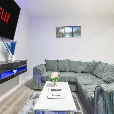 Modern 4-br Sleeps 10,near Centre Apartment