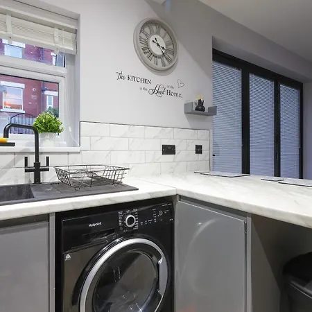 Modern 4-br Sleeps 10,near Centre Apartment *