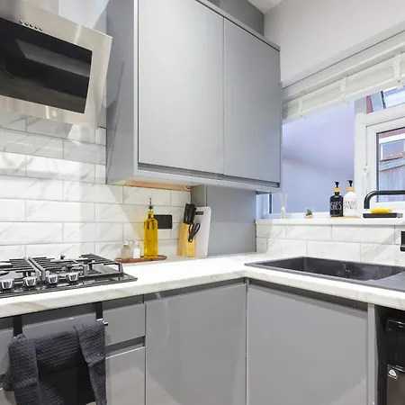 Modern 4-br Sleeps 10,near Centre Apartment
