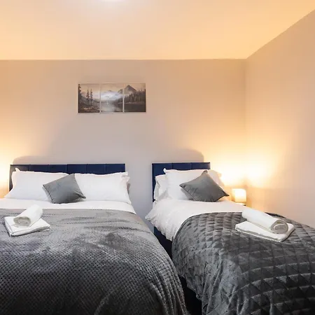 Apartment Modern 4-br Sleeps 10,near Centre