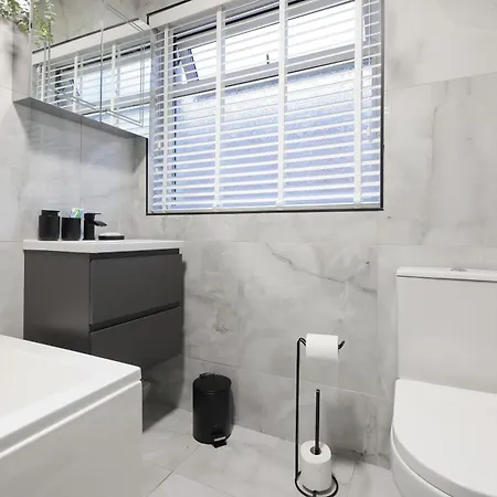 Modern 4-br Sleeps 10,near Centre Apartment *