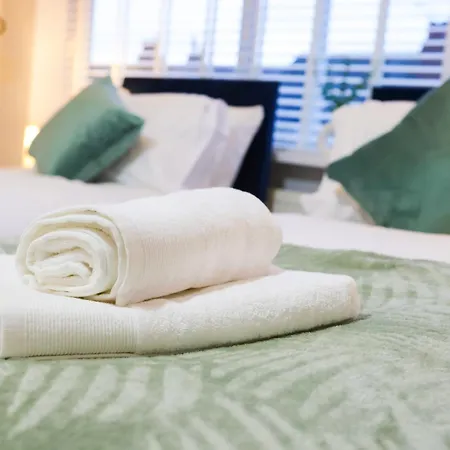 Modern 4-br Sleeps 10,near Centre Apartment *