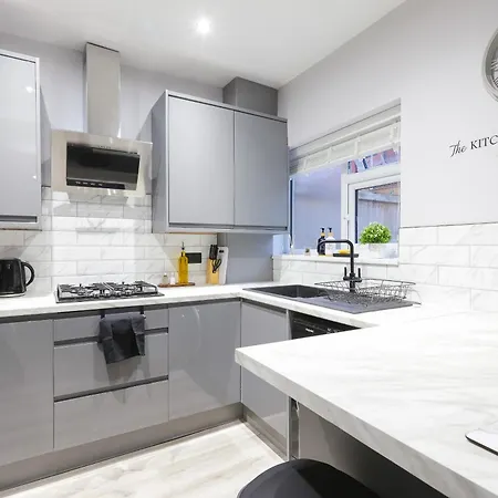 Apartment Modern 4-br Sleeps 10,near Centre