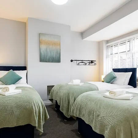Modern 4-br Sleeps 10,near Centre Apartment