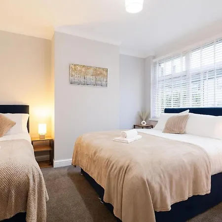 Modern 4-br Sleeps 10,near Centre