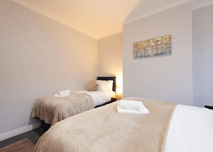 Spacious 4br Sleeps 10 30off For Contractors * Leeds (West Yorkshire)