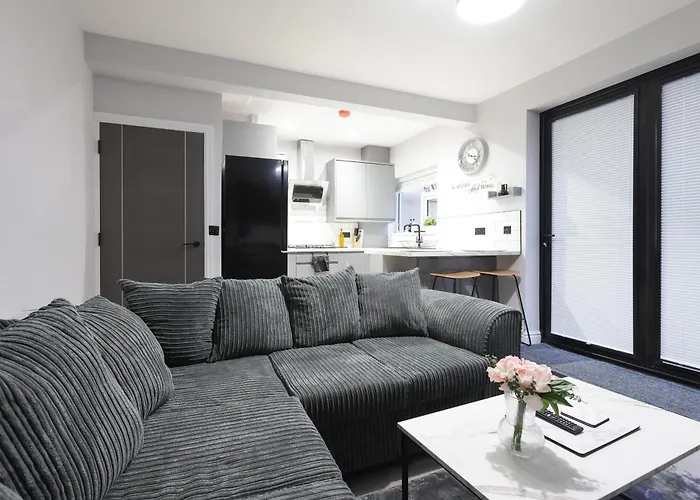 4br Spacious Sleeps 10 30-off For Tradespeople Apartment Leeds (West Yorkshire)