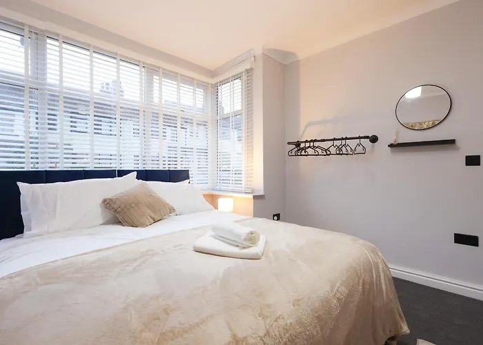 Apartment 4br Spacious Sleeps 10 30-off For Tradespeople Leeds (West Yorkshire)